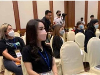 ภาพหมู่ผู้เข้าอบรมกับโค้ชอัลเบิร์ต